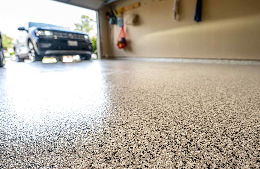 Garage epoxy flooring with flakes and polyaspartic top coat